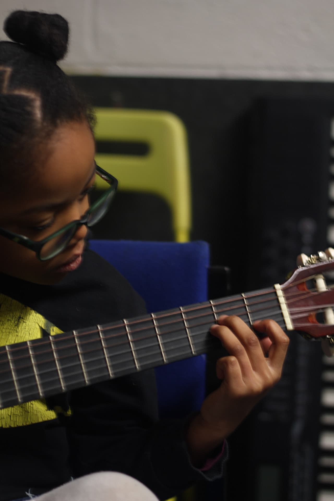 Guitar lesson at Kynda Learning